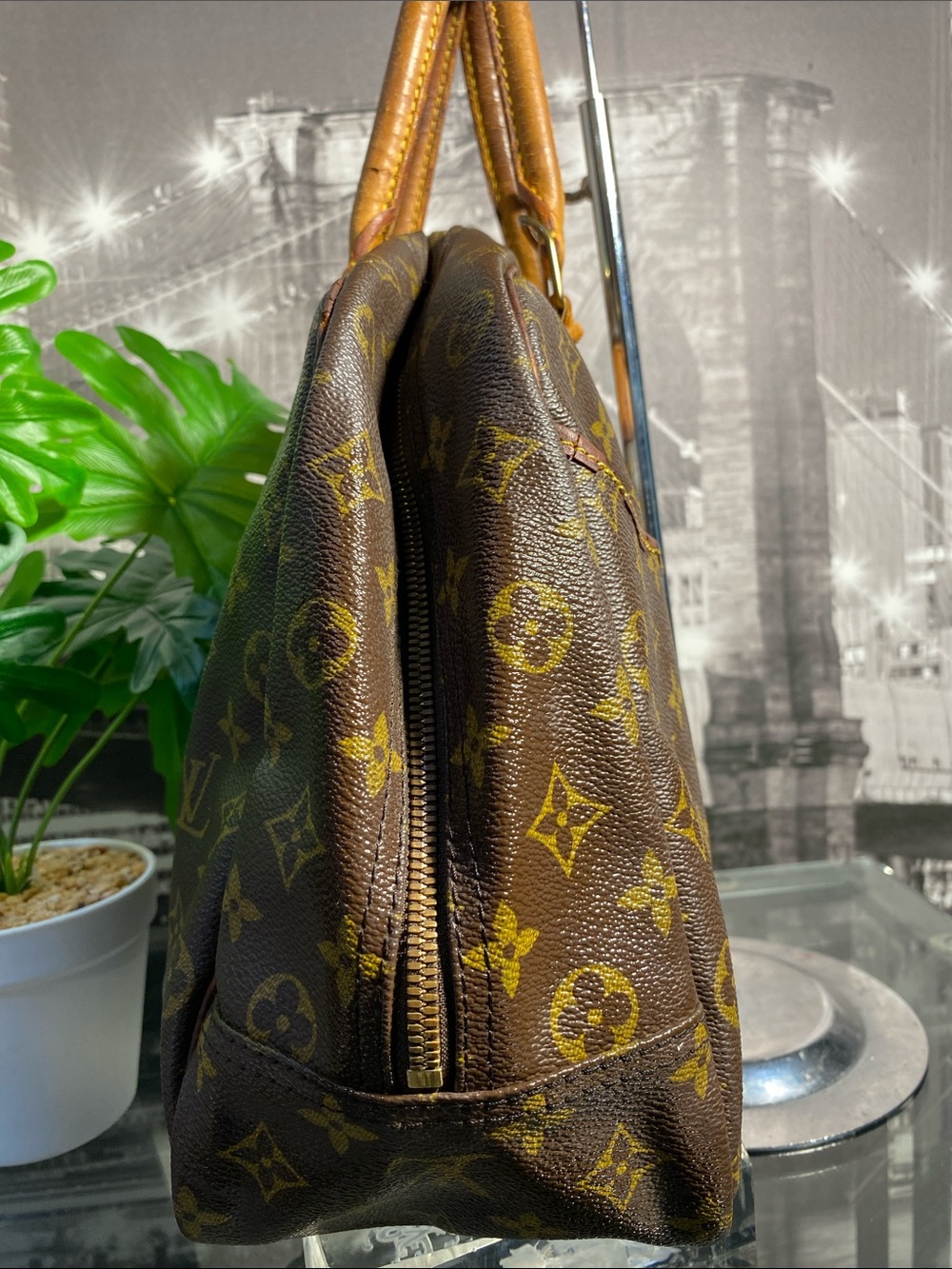 Authentic Louis Vuitton Deauville Monogram Boston Handbag - Picture 14 of 17